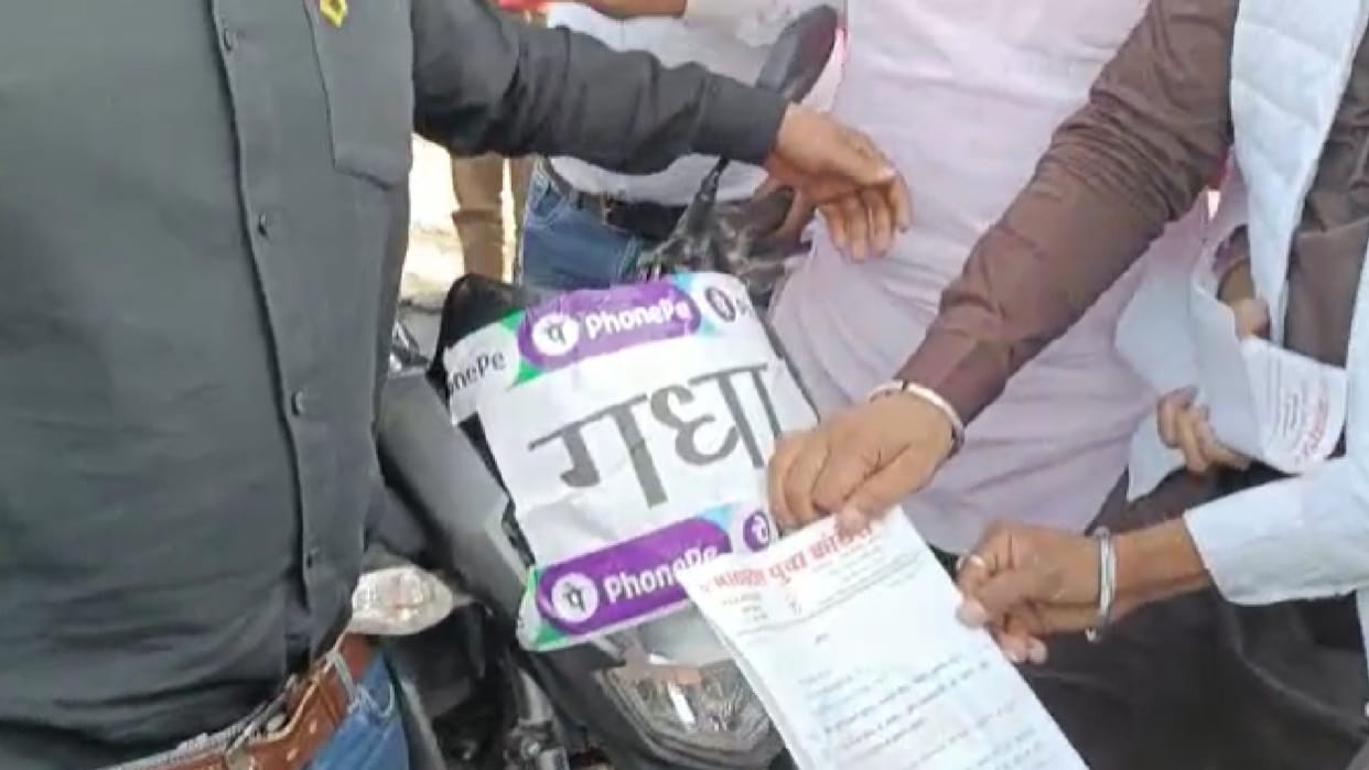 Youth Congress's unique protest in Satna submitted a memorandum to the donkey