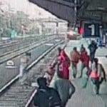 महिलाओं को बचाने वाला वीडियो रेल मंत्रालय ने भी ट्वीट किया है।