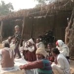 परिवार में तीन मौत होने पर ग्रामीण शोक जताने पहुंच रहे हैं।