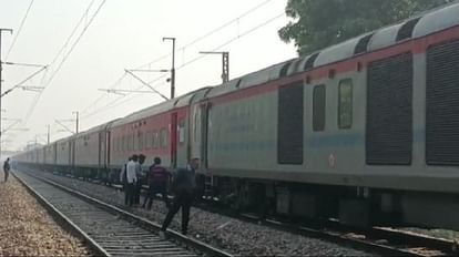 Unnao: युवती को स्टेशन मास्टर ने बचाया, मालगाड़ी के आगे कूदने किया प्रयास, परिजनों के डांटने से हुई थी नाराज The girl was saved by the station master in Unnao, she tried to jump in front of the goods train