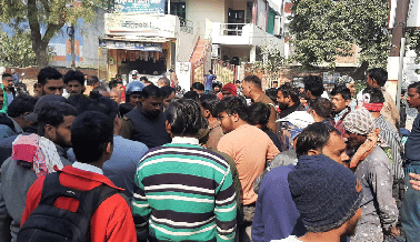 Two groups of 10th students kicked and punched in the middle of the road