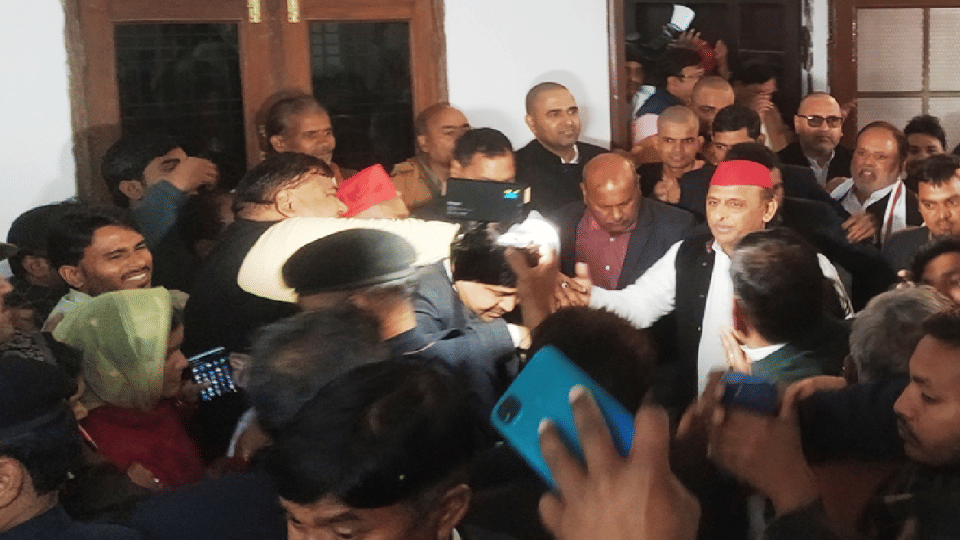 Former Chief Minister Akhilesh Yadav paid tribute to SP leader Lakhan Singh in firozabad
