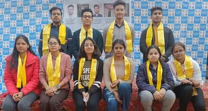 बॉन्ड पॉलसी के विरोध में पीजीआई के निदेशक कार्यालय के बाहर अनशन पर बैठे एमबीबीएस के विद्यार्थी। ?