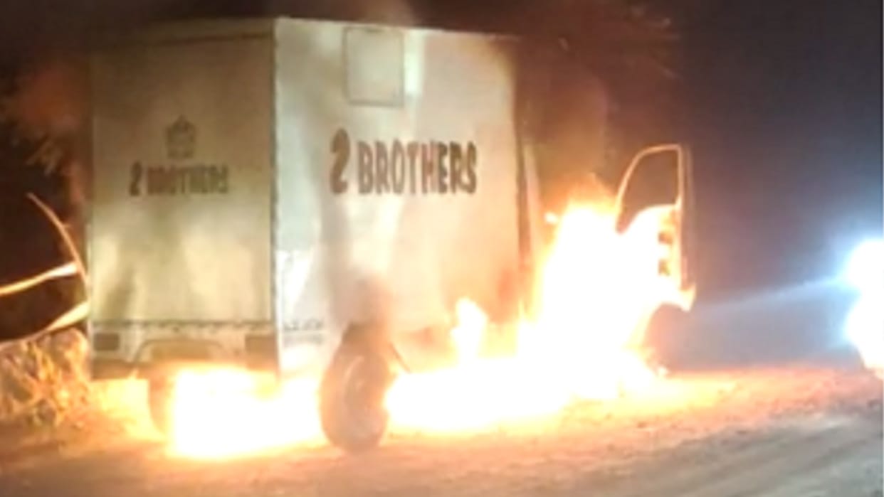 cargo auto caught fire on the road in korba, watch video