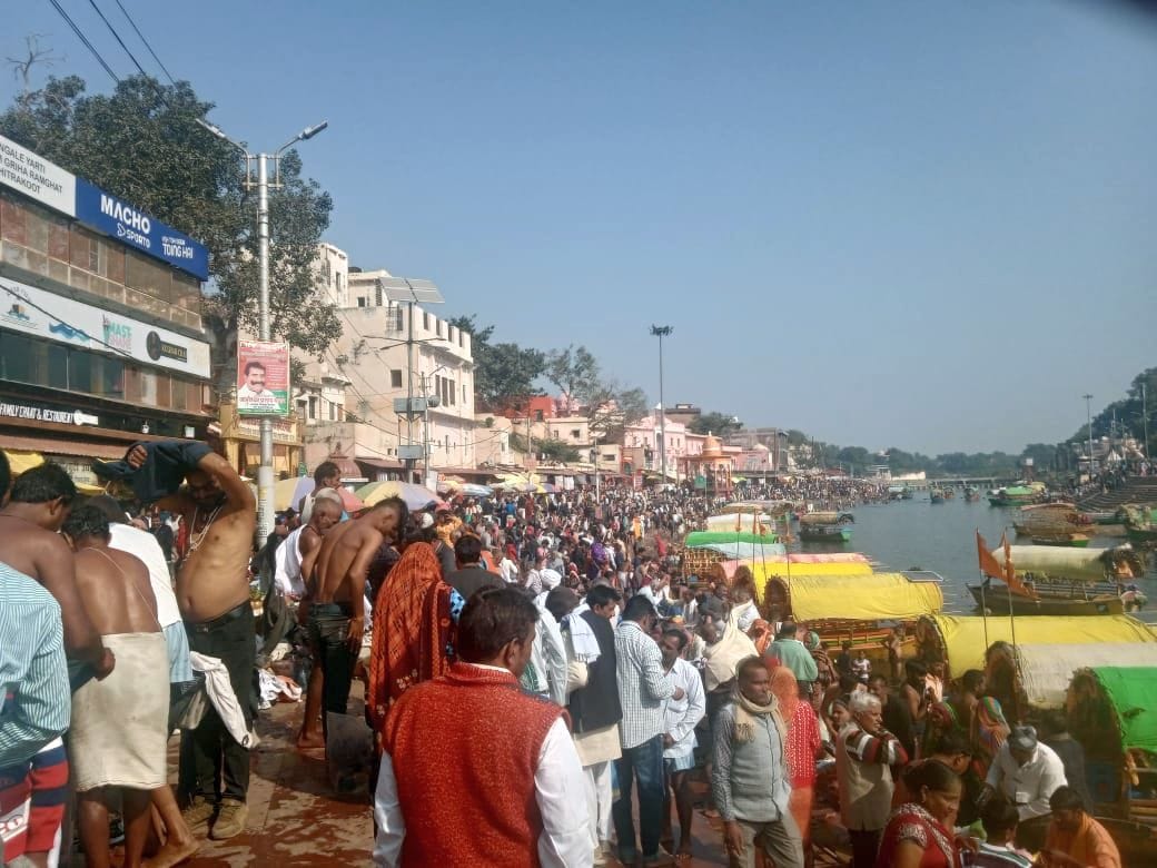Chitrakoot: Devotees take a dip in the chilly winds at Amavasya Mela