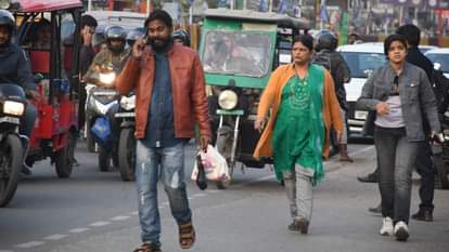 गोरखपुर में बिना मास्क लगाए घूम रहे लोग।