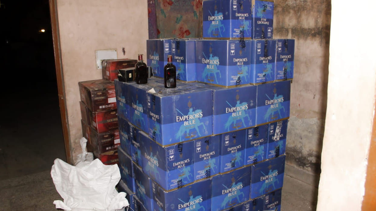 Narnaul CIA team caught illegal liquor warehouse in Manesar