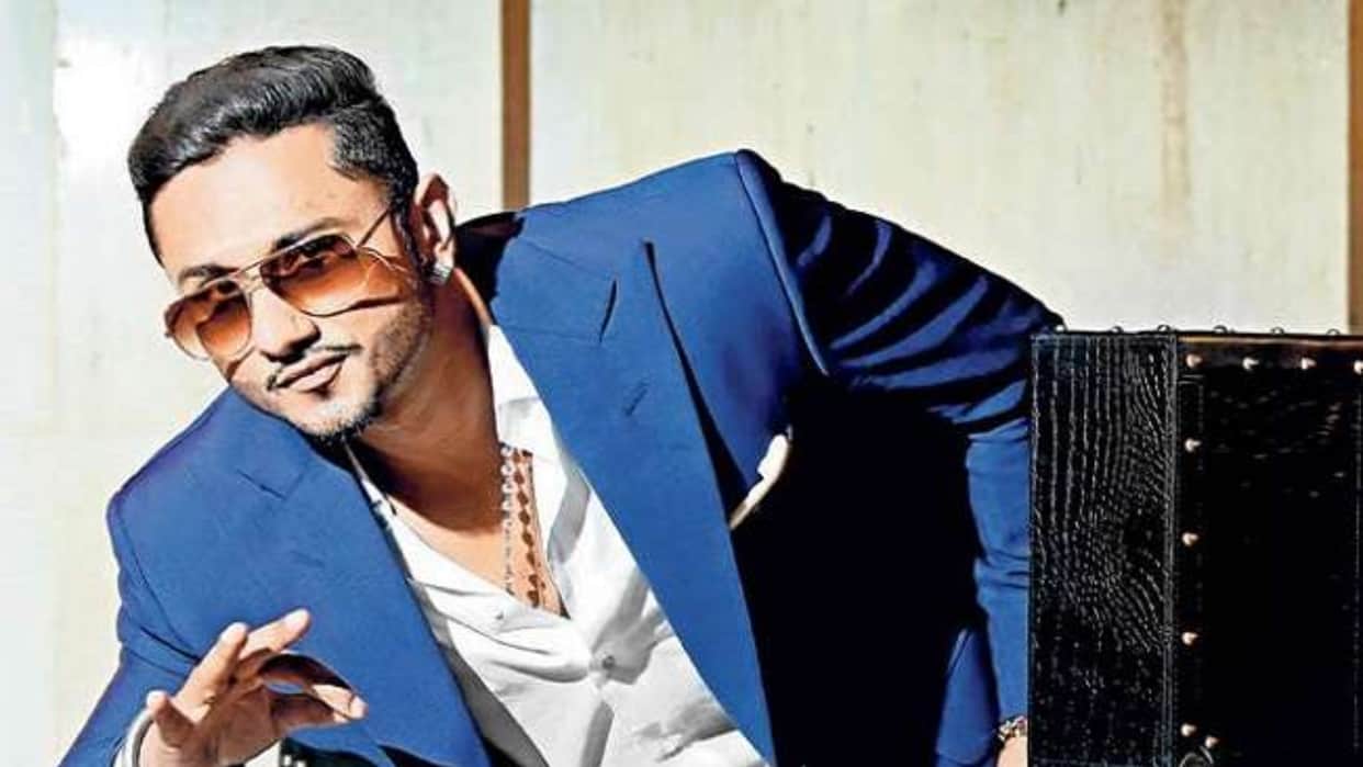 Honey Singh shares romantic video with girlfriend tina thadani on new year got trolled for kiss her on camera