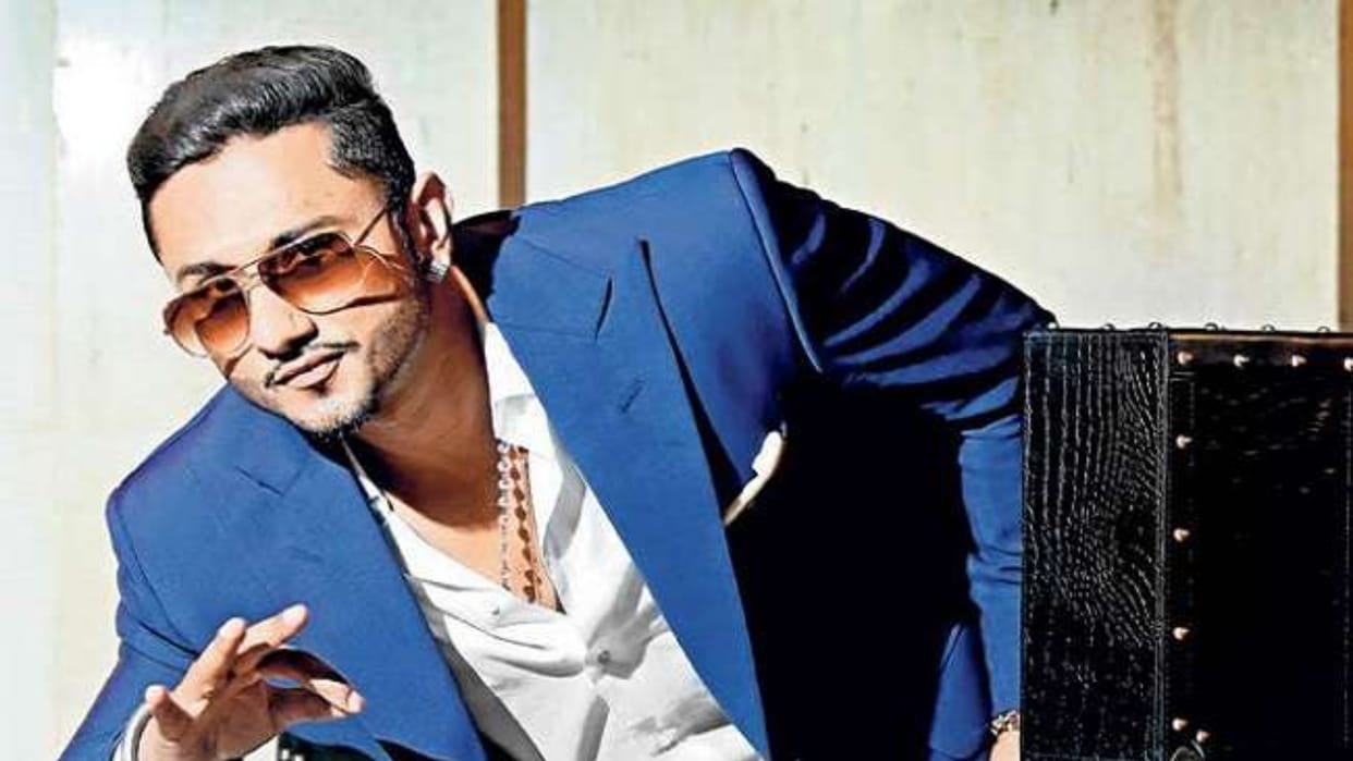 Honey Singh shares romantic video with girlfriend tina thadani on new year got trolled for kiss her on camera