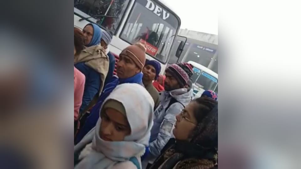 Anger of students erupted due to non-availability of Khanpur Kalan route bus at Sonipat bus stand