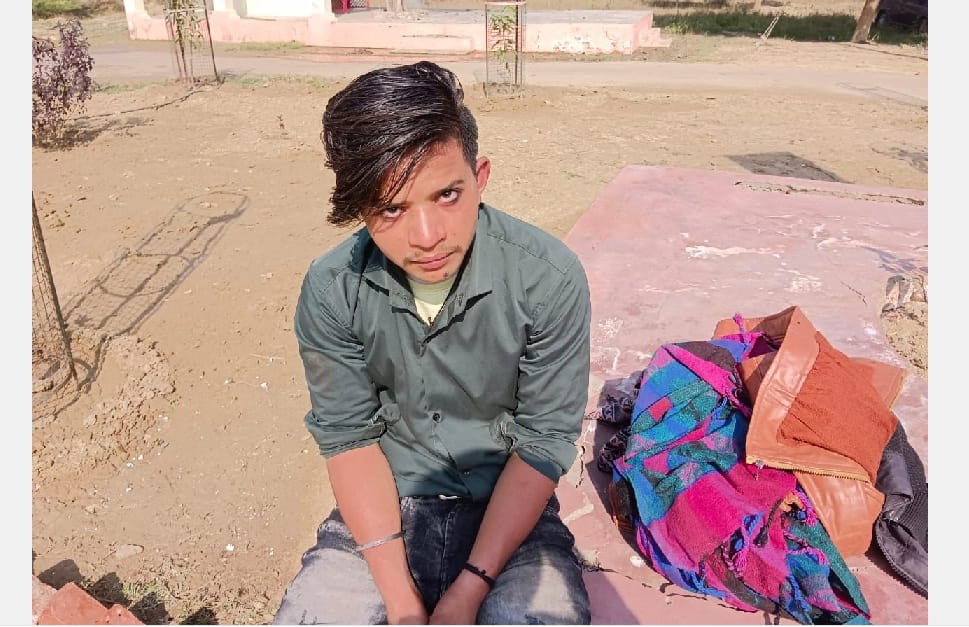 Station in charge arrived as a cousin and rescued the student from the kidnappers in Auraiya