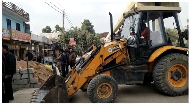 Bulldozers run from Kalyanpur crossing to IIT gate in Kanpur