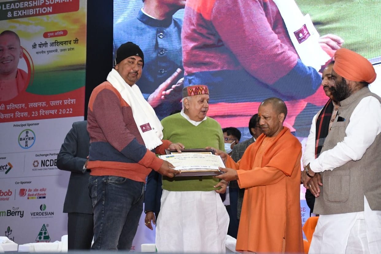 The Chief Minister honored Pankaj by giving a check of one lakh rupees