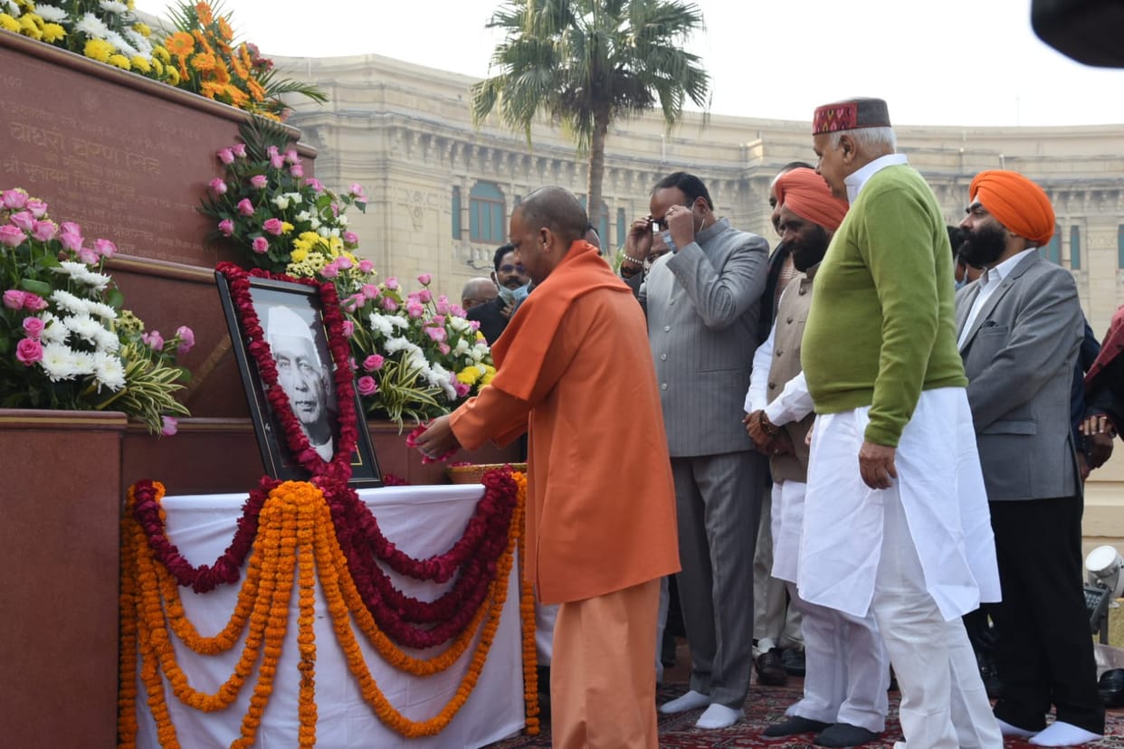 Lucknow News: CM Yogi garlanded the birth anniversary of former Prime Minister Chaudhary Charan Singh