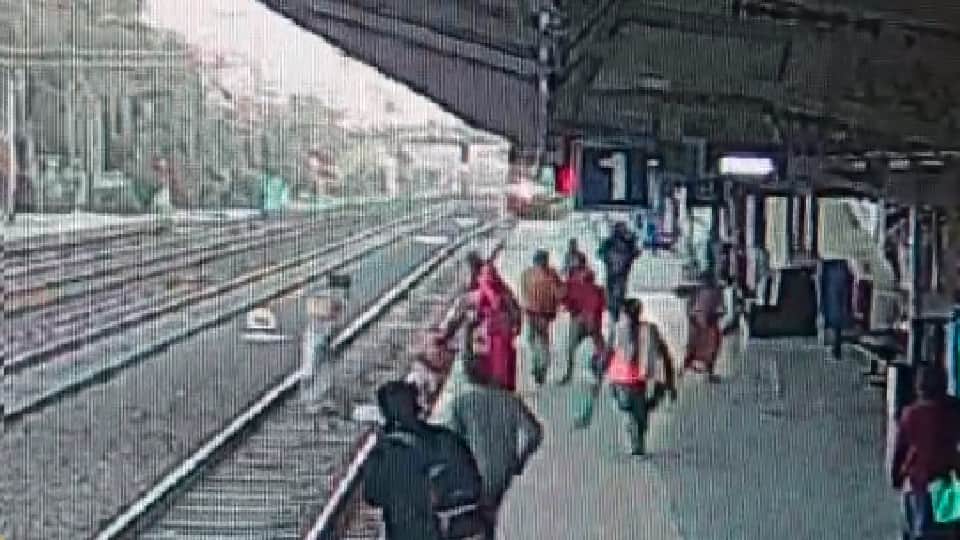 महिलाओं को बचाने वाला वीडियो रेल मंत्रालय ने भी ट्वीट किया है।