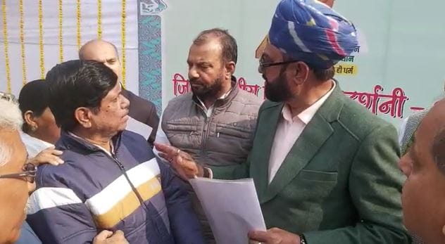 Rajasthan Traders expressed their anger in front of Minister Mahendra Jeet in Ajmer