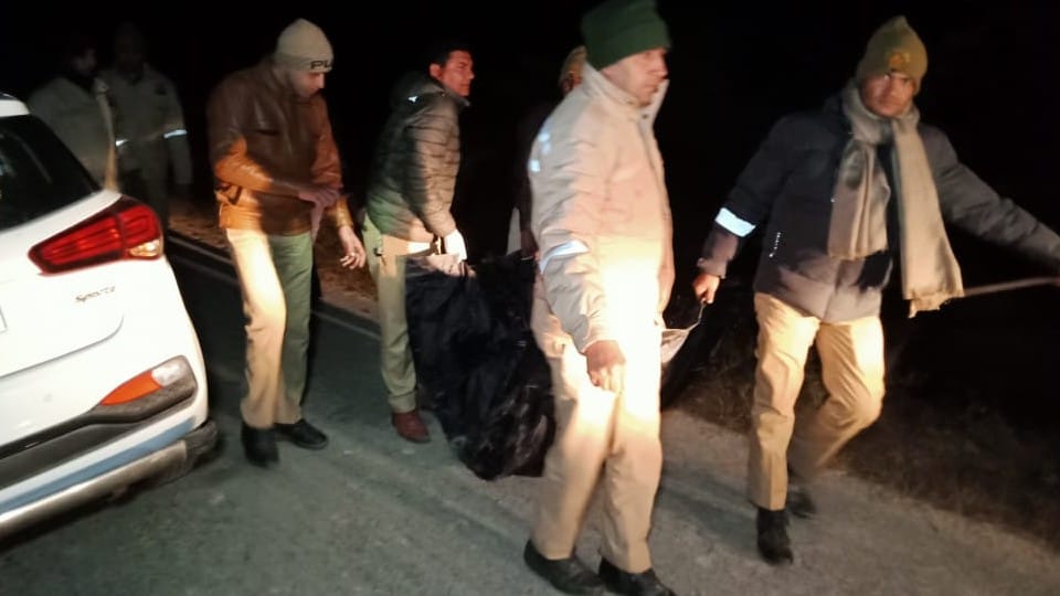 The body of the teacher was found on the highway in Etawah, filed a report of death in the accident