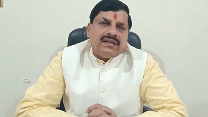 MP Election: भाजपा प्रत्याशी मोहन यादव के कमल के दुपट्टे पर कांग्रेस को आपत्ति, निर्वाचन आयोग में हुई शिकायत MP Election: Congress objects to BJP candidate Mohan Yadav's lotus scarf, complaint filed in EC