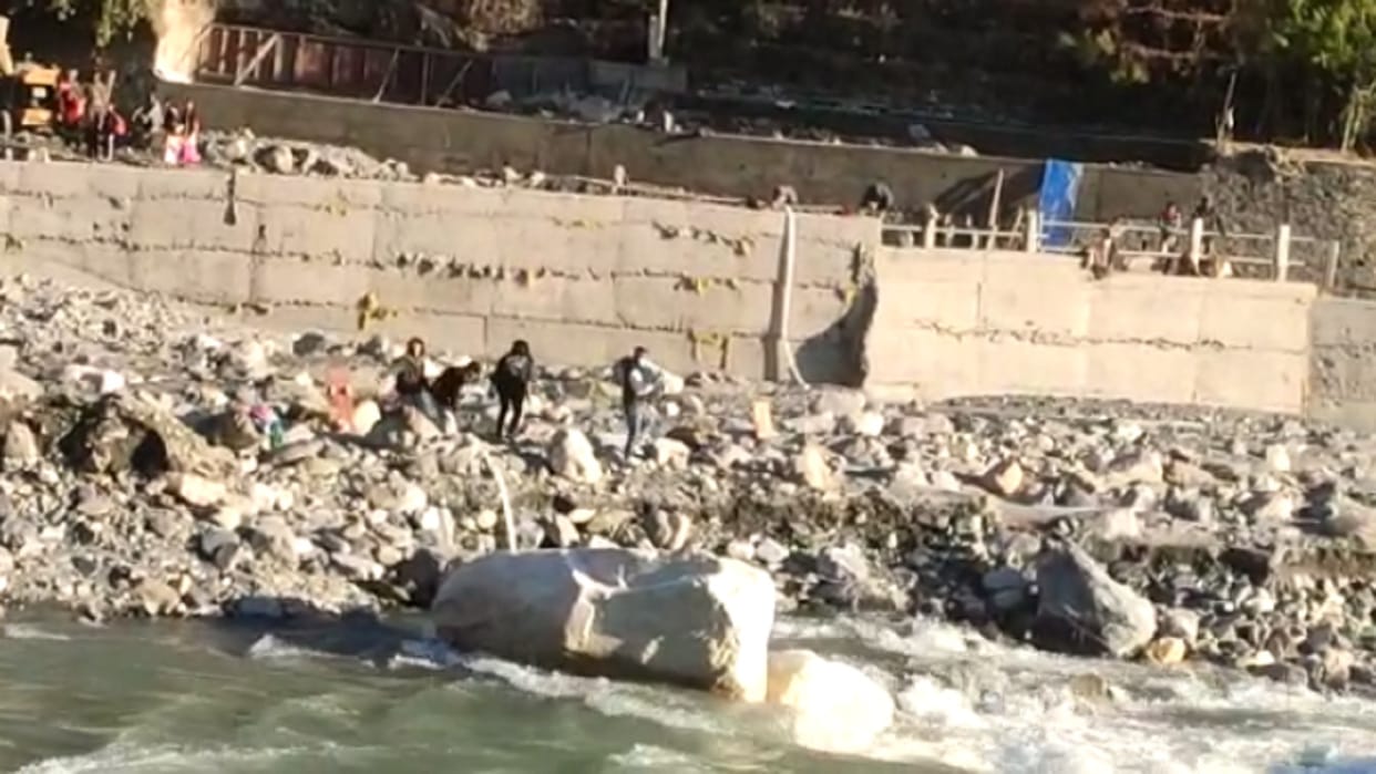 Pithauragarh: In Dharchula laborers were again pelted with stones from Nepal