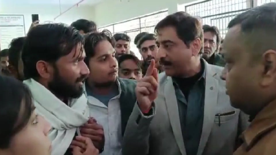 NSUI creates ruckus in university after chief Proctor slapped student in Agra