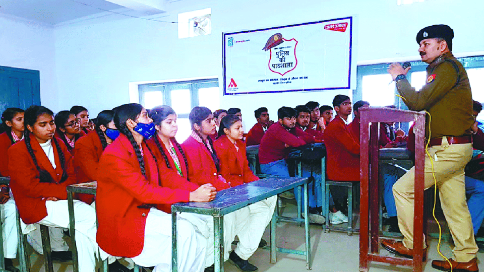 ASP made students aware of traffic rules in police ki pathshala in etah