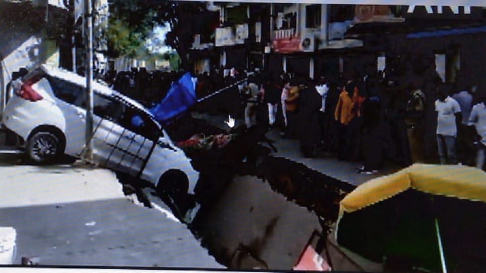 road caved in Goshamahal area of Hyderabad, no injuries reported