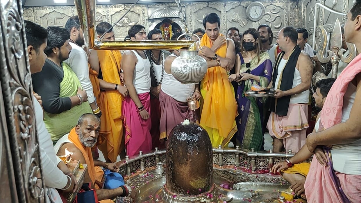 Actor Sonu Sood said – Corona is coming again. My phone number is there, remember it if needed