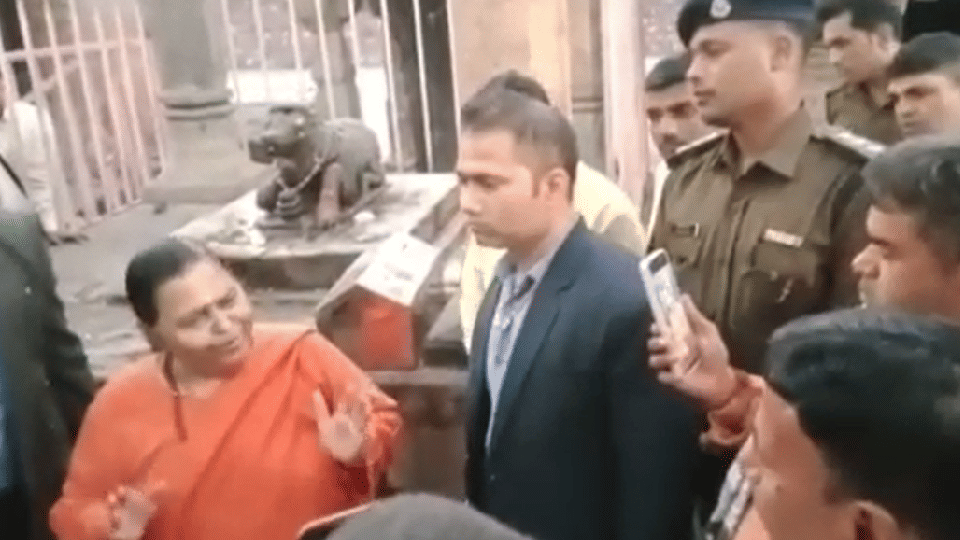 MP News: Uma Bharti got angry after seeing Nandi imprisoned in Omkareshwar, broke the lattice