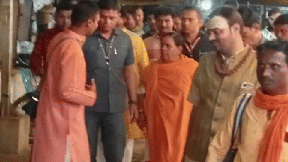 MP News: Uma Bharti got angry after seeing Nandi imprisoned in Omkareshwar, broke the lattice