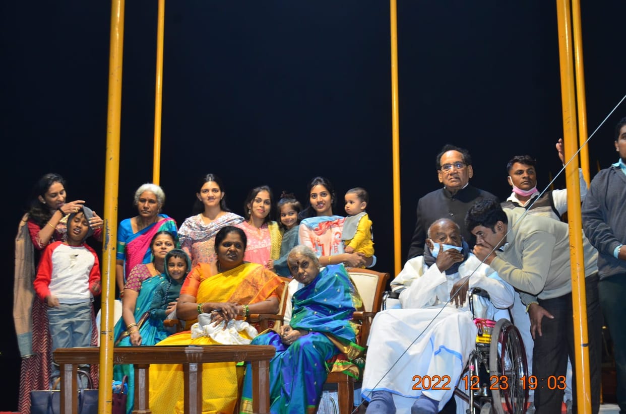 Former PM HD Deve Gowda see Ganga Aarti and praised PM Modi and CM Yogi for varanasi development