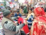 बड़ौत में क्रिसमस पर्व की पूर्व संध्या पर सेंटा क्लोज के कपड़ों की खरीदारी करती महिलाएं