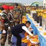 शहीद जवानों को श्रद्धांजलि देते सिक्किम के मुख्यमंत्री पीएस तमांग