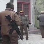 जम्मू कश्मीर में एनआईए के छापेमारी के दौरान पुलिस बल