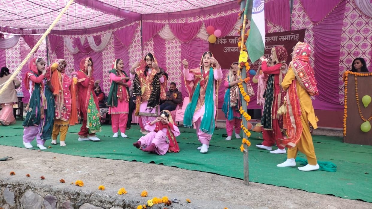 Children performed on Chitta Ta Tera Chola, Kala Dora Ho Shambhua...