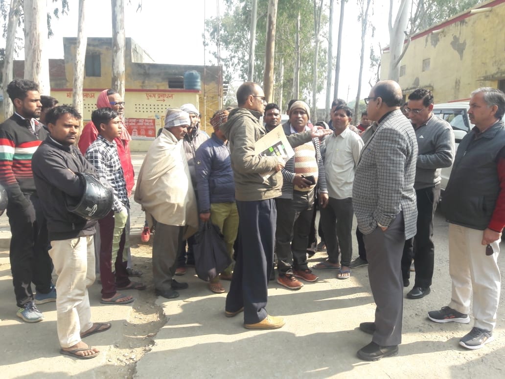 Baghpat: Artisans who were deprived of tool kit surrounded the CDO, raised this demand