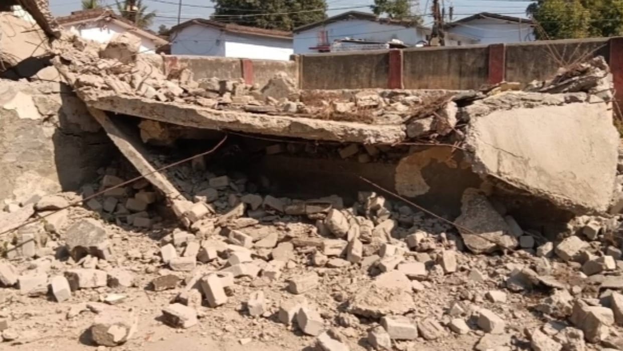 delhi shakurpur church building collapse worker trap under it read details