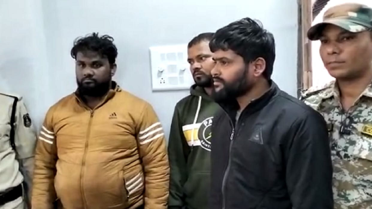 chhattisgarh police arrested three of cheating rs 45 lakhs from delhi
