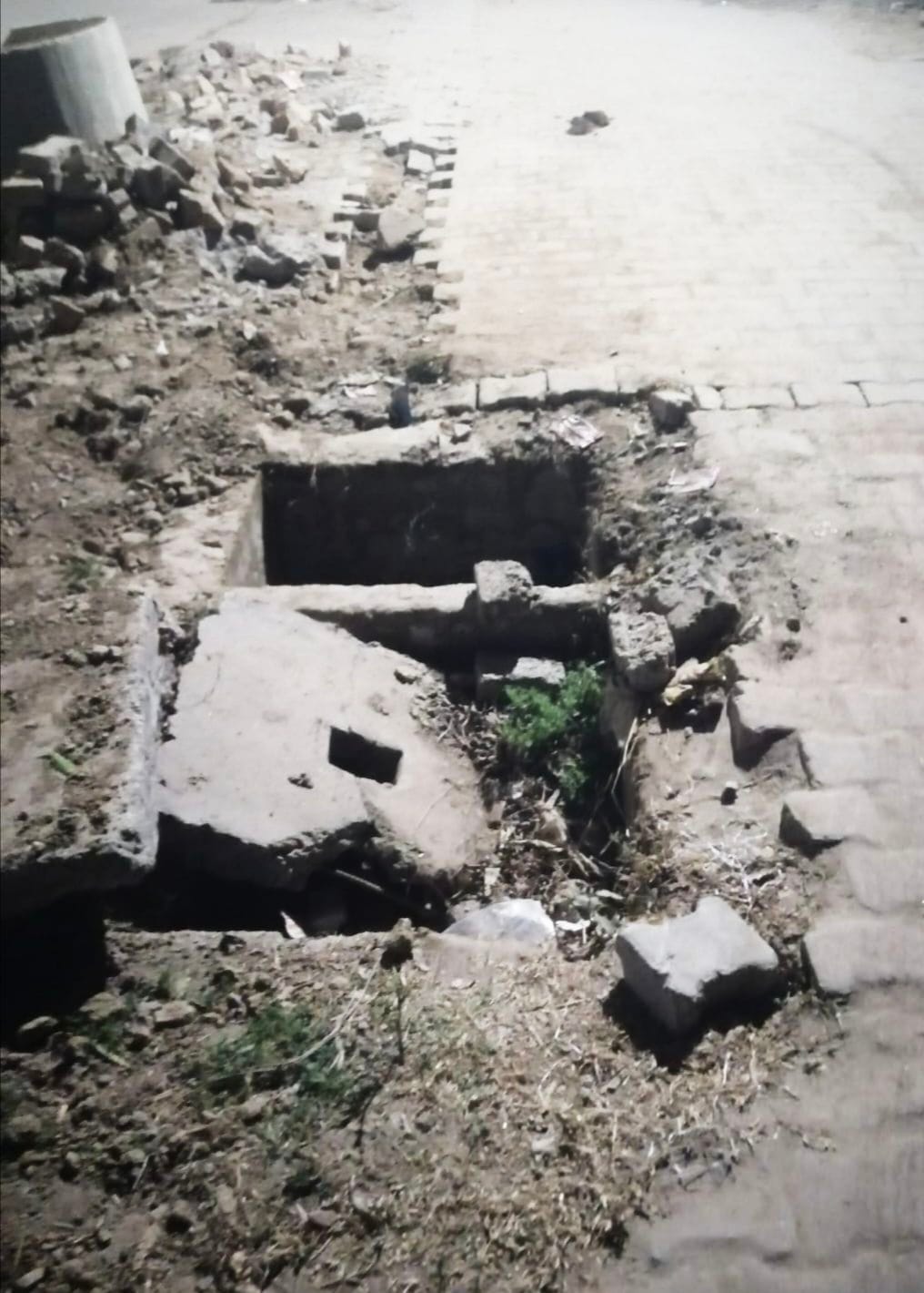 Firozabad: The cover on the pipeline of Jedajhal project was broken.