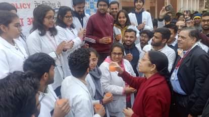 रोहतक में एमबीबीएस विद्यार्थियों का आंदोलन खत्म।