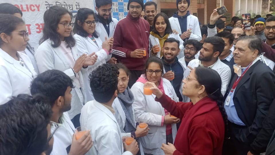 Protest of MBBS Students at PGI Rohtak today all Update