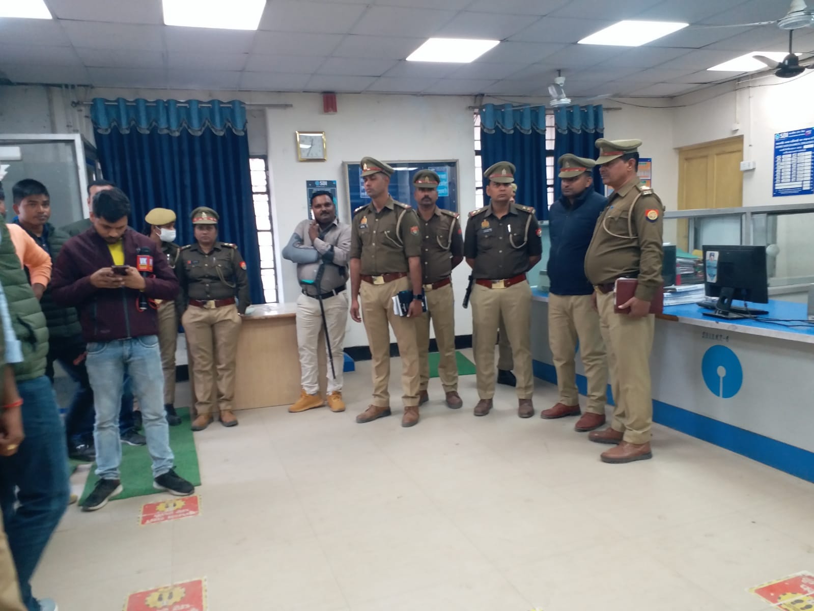 Kanpur Bank Robbery, 12 feet high wall, the vicious people built a tunnel