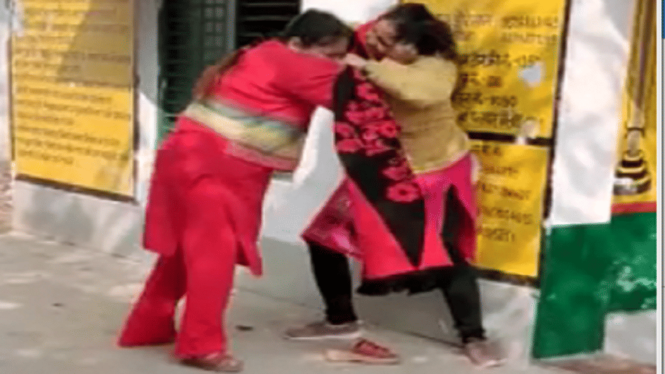 Fight between headmistress and shiksha mitra in kasganj