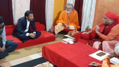 माघ मेले में शंकराराचार्य ज्योतिष्पीठ की भूमि के लिए मेलाधिकारी से वार्ता करते संत।