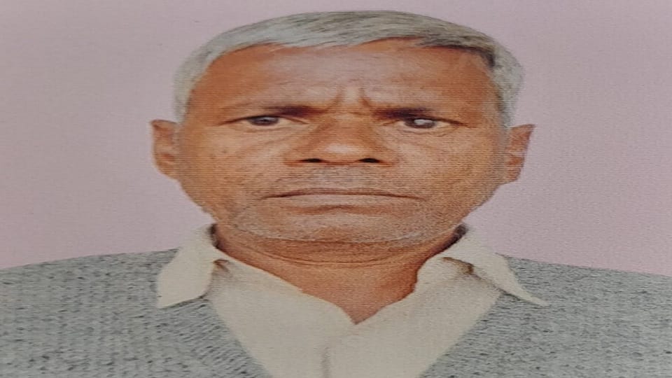 vehicle hit the laborer crossing the road in Akrabad