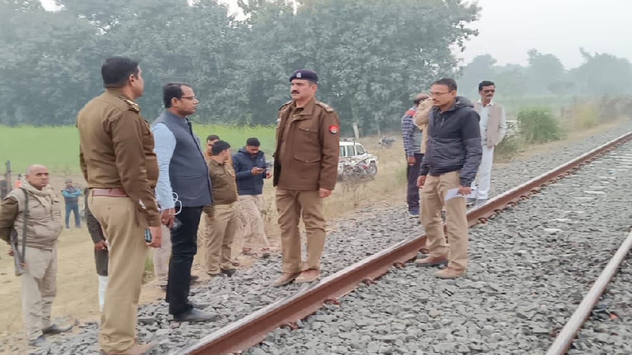 couple jumped in front of the train and gave their life due to the opposition of the family, took the