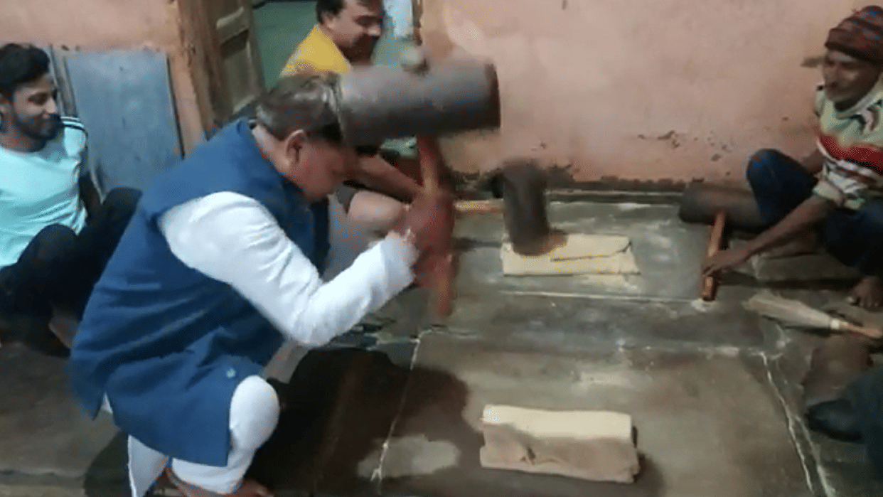 MP News: Minister Tomar publicity stunt in Gwalior, Made Gajaks