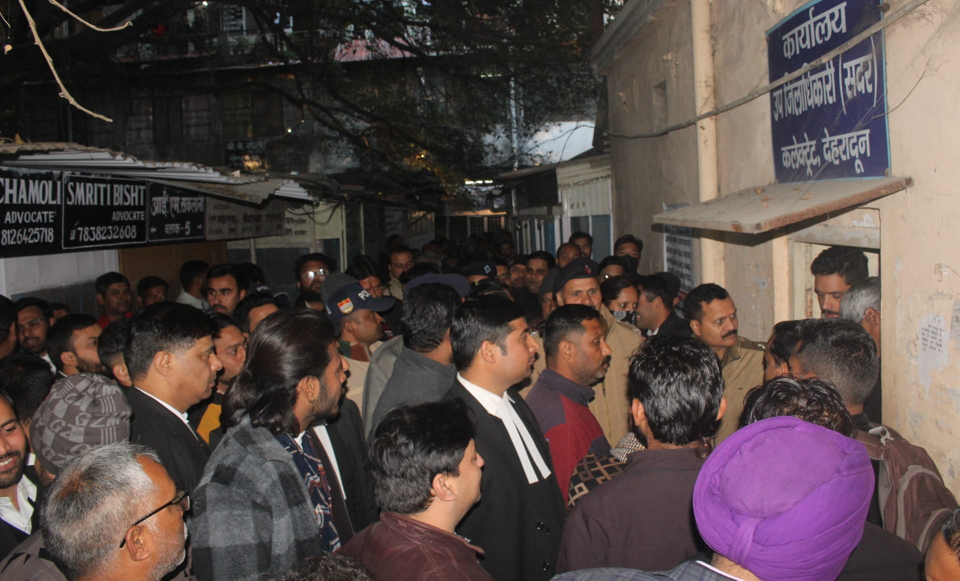 couple Two communities men women reached court to get married ruckus in court Uttarakhand news in hindi