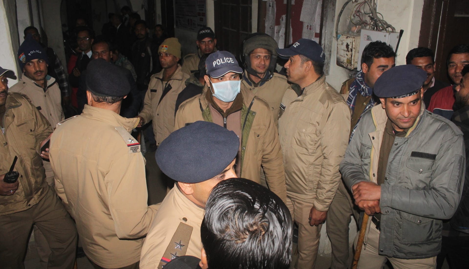 couple Two communities men women reached court to get married ruckus in court Uttarakhand news in hindi
