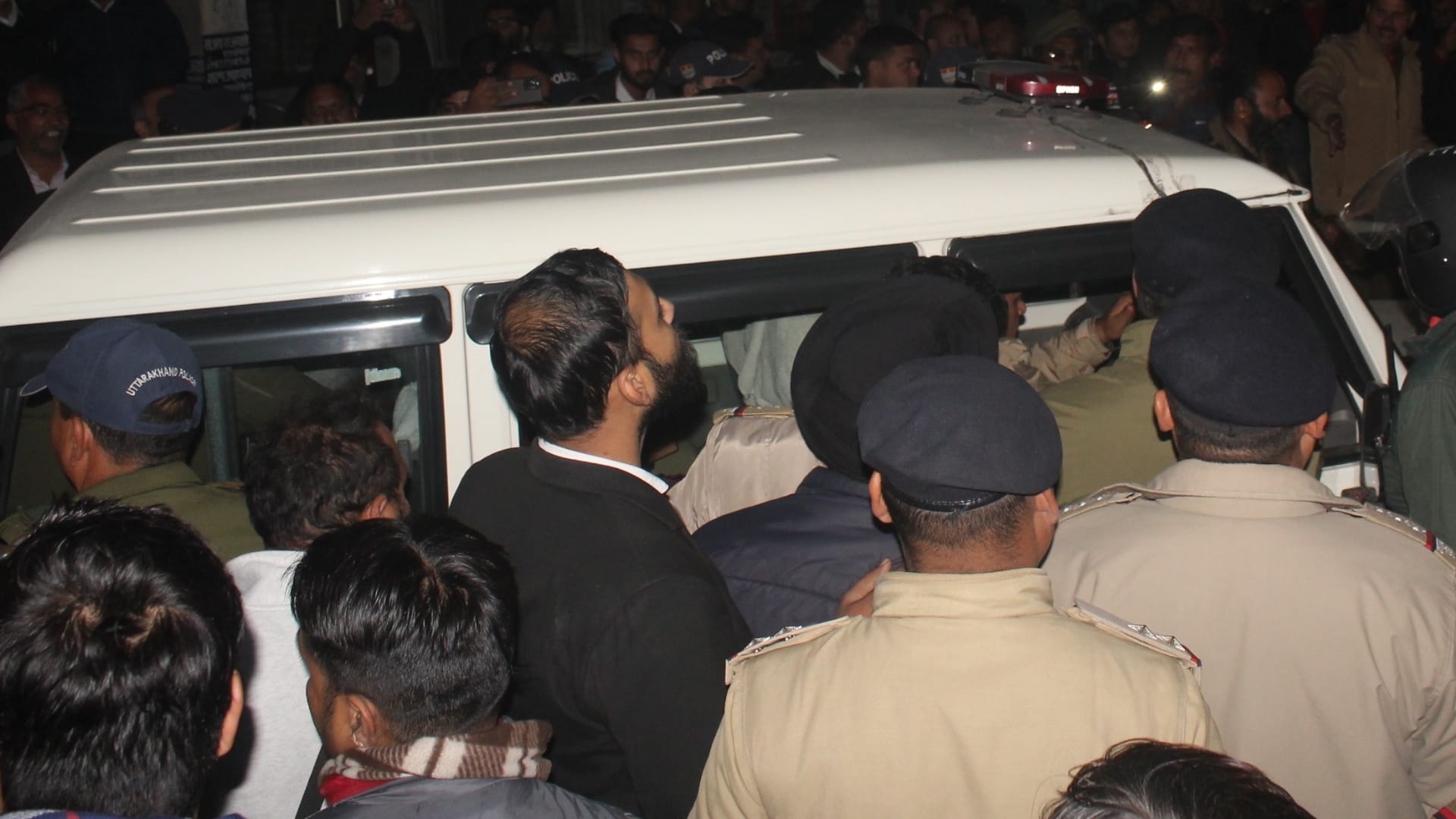 couple Two communities men women reached court to get married ruckus in court Uttarakhand news in hindi