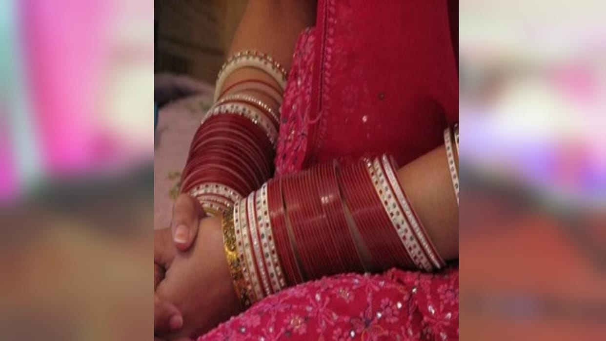 The girl student tied Rakhi to the accused student and the father of three children ran away with the woman
